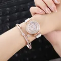 Elegante roségoldene Uhr mit weißem Armband und passendem Stern-Armband am Handgelenk - Weiße Uhr + Armband
