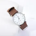 Détail de la montre à quartz Geneva avec cadran romain blanc et bracelet en nylon - Cadran Blanc Bracelet Marron