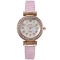 Détail du bracelet en cuir rose façon crocodile et lunette sertie de strass rose doré - Montre / Rose