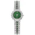 Detalle macro de un reloj de cuarzo para mujer con banda plateada y cristales verdes - Plata Piedra Verde