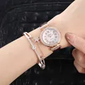Nahaufnahme der roségoldenen Uhr mit römischen Ziffern und passendem Stern-Armband - Braun + Armband