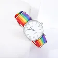 Détail du cadran à chiffres romains avec bracelet en nylon arc-en-ciel coloré - Cadran Blanc Bracelet Arc-en-ciel