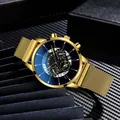 Dettaglio del cinturino in maglia milanese dorata e quadrante blu navy su orologio uomo - Oro