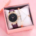 Detalle de reloj cielo estrellado con correa púrpura y pulsera dorada a juego en caja - Juego de Caja de Regalo Reloj Pulsera / Púrpura