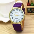 Detalle de reloj con correa de cuero púrpura y esfera con textura de mármol blanco - Morado