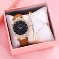 Detalle del set de reloj Amadi con esfera de estrella y pulsera en caja de regalo rosa - Juego de Caja de Regalo Reloj Pulsera / Marrón