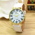 Elegante reloj de mujer con esfera de nácar, caja dorada y correa de cuero blanca - Blanco