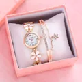 Dettaglio set orologio oro rosa con cinturino a fiori e bracciale stella in confezione - Con Bracciale E Scatola Regalo / Bianco
