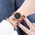 Primer plano del reloj con esfera estrellada, correa roja y pulsera de estrella dorada - Reloj Y Pulseras / Rojo