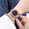 Primer plano del set de reloj cielo estrellado oro rosa con pulseras de strass en la muñeca - Reloj Y Pulseras / Gris