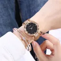 Primer plano reloj de mujer con esfera estrellada, caja de oro rosa y correa de cuero al pulso - Reloj Y Pulseras / Marrón