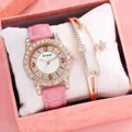 Dettaglio dell'orologio al quarzo rosa con ghiera in strass e bracciale stella abbinato - Orologio E Bracciale Con Scatola / Rosa