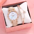 Détail d'une montre à quartz pour femme avec cadran papillon et bracelet étoile en coffret - Montre Beige + Bracelet + Coffret Cadeau