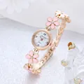 Dettaglio dell'orologio al quarzo Gougou oro rosa con fiori in smalto rosa e cristalli - Rosa