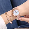 Détail d'une montre à quartz or rose avec bracelet en cuir rose et bracelet étoile assorti - Rose + Bracelet