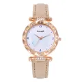 Vue détaillée d'une montre à quartz or rose avec lunette en cristal et bracelet beige - Montre Beige Seule