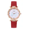 Détail macro de la lunette en or rose avec cristaux et cadran blanc à motif papillon - Montre Rouge Uniquement