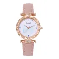 Vue détaillée d'une montre en cuir rose avec cadran papillon et lunette or rose sertie de strass - Montre Rose Uniquement