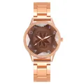 Nahaufnahme der roségoldenen Uhr mit braunem Blumenzifferblatt und Strass-Lünette - Braun