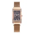 Macro detail van rechthoekig roségouden mesh horloge met met strass bezette kastranden - Zwart
