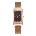 Detailansicht des roségoldenen rechteckigen Zifferblatts mit Strass und Mailänder Armband - Braun