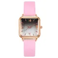 Détail d'une montre carrée en or rose avec cadran dégradé et bracelet en cuir rose - Rose