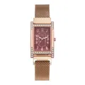 Detailopname van elegant roségoud rechthoekig kwartshorloge met kristallen op de horlogekast - Rood