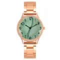 Vista macro dell'orologio oro rosa con quadrante verde testurizzato e numeri arabi - Verde