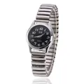 Détail de montre quartz argentée avec cadran noir, chiffres blancs et bracelet flexible - Cadran Noir Femme / Argent