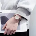 Elegante Damen Quarzuhr mit Roségold Gehäuse und braunem Lederarmband am Handgelenk - Kaffeebraunes Armband mit weißem Zifferblatt und Index