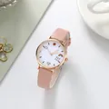 Detail van roze lederen horloge met roségouden kast en schattige weer-wijzerplaaticonen - Roze