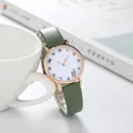 Vue détaillée de la montre à quartz en cuir vert avec illustrations sur le cadran - Vert