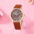 Dames kwartshorloge met roségouden strass lunette en bruine lederen band horloge - Bruin
