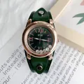 Détail d'une montre vintage vert émeraude avec chiffres romains et cuir à strass - Vert