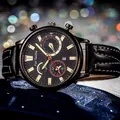 Herren Business-Uhr mit schwarzem Lederarmband und Kalenderanzeige auf dunklem Zifferblatt - Schwarzes Gehäuse Goldener Text