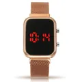 Moderne roségoldene LED-Digitaluhr mit magnetischem Milanaise-Armband auf weißem Grund - Roségold