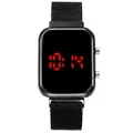 Detail der schwarzen LED-Digitaluhr mit Milanaise-Armband und Magnetverschluss - Schwarz
