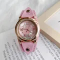 Détail du cadran en nacre rose avec cristaux mobiles et chiffres romains rose doré - Pêche