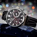 Herren-Businessuhr mit schwarzem Zifferblatt, Silberindexen und Lederarmband in Bokeh-Licht - Silber