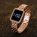 Dettaglio macro dell'orologio digitale in oro rosa con quadrante quadrato e diamanti - Oro Rosa