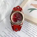 Detail van rood lederen brede polshorloge met Romeinse cijfers en losse kristallen - Rood