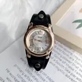Détail d'une montre en or rose avec des strass mobiles et des chiffres romains - Noir Texturé