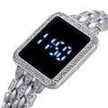 Dettaglio di un orologio LED rettangolare argento con lunetta in cristallo e cinturino in metallo - Argento