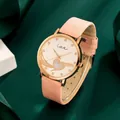Detail van roségouden horloge met glinsterend hart en Love-tekst op een witte wijzerplaat - Roze