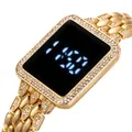 Dettaglio macro dell'orologio LED quadrato dorato con strass lucidi e cinturino in metallo - Oro