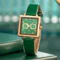 Dettaglio della cassa quadrata dorata con quadrante verde smeraldo e cinturino - Verde