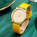 Détail de montre à quartz dorée avec cadran lotus et bracelet en cuir jaune sur soie - Jaune