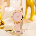 Dettaglio orologio oro rosa con cinturino in pelle rosa e quadrante su seta pregiata - Rosa