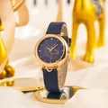 Orologio al quarzo da donna con quadrante blu su specchio dorato e sfondo in seta bianca - Viola scuro