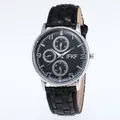 Macro-opname van zakelijk horloge met multifunctionele sub-wijzerplaten en leer - Zwarte Band Zwarte Wijzerplaat